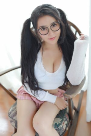 他一口吸住她粉嫩的奶头_HD在线观看高清